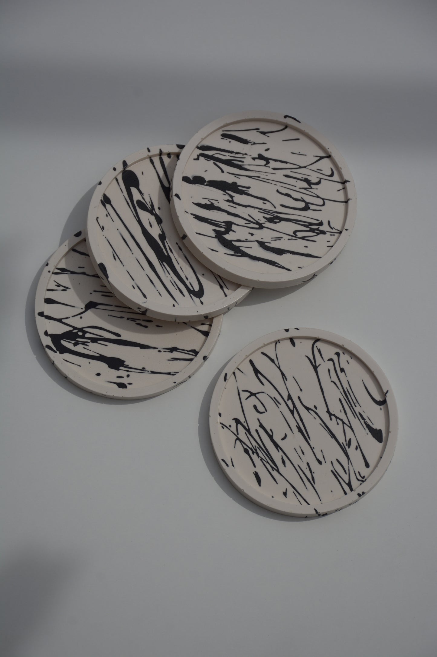 ROUND SET WITH BLACK LINES