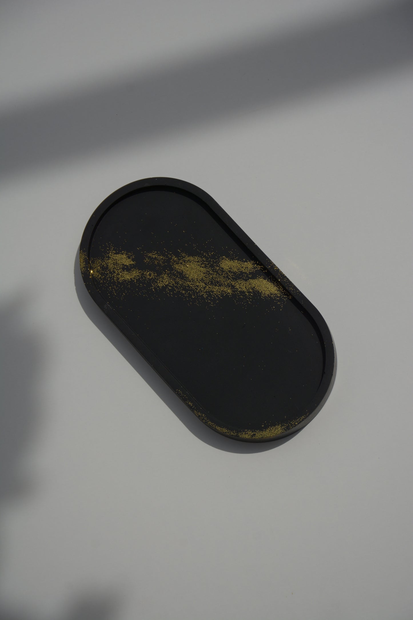 BLACK TRAY WITH GOLD GLITTER