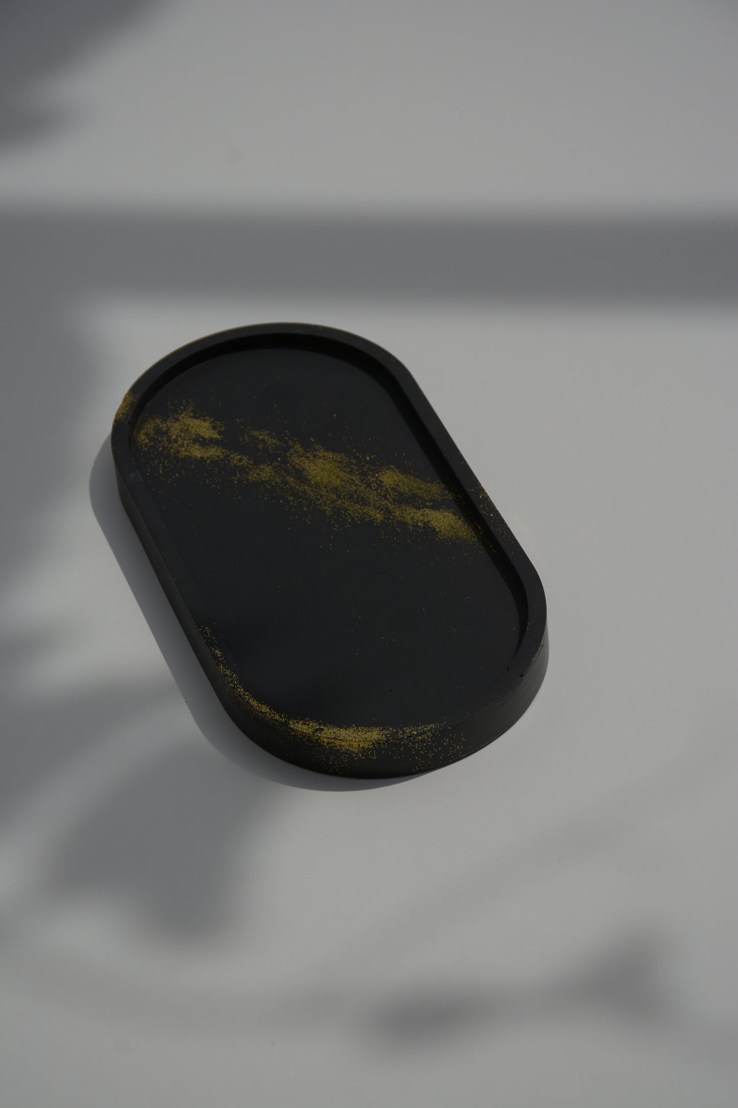 BLACK TRAY WITH GOLD GLITTER