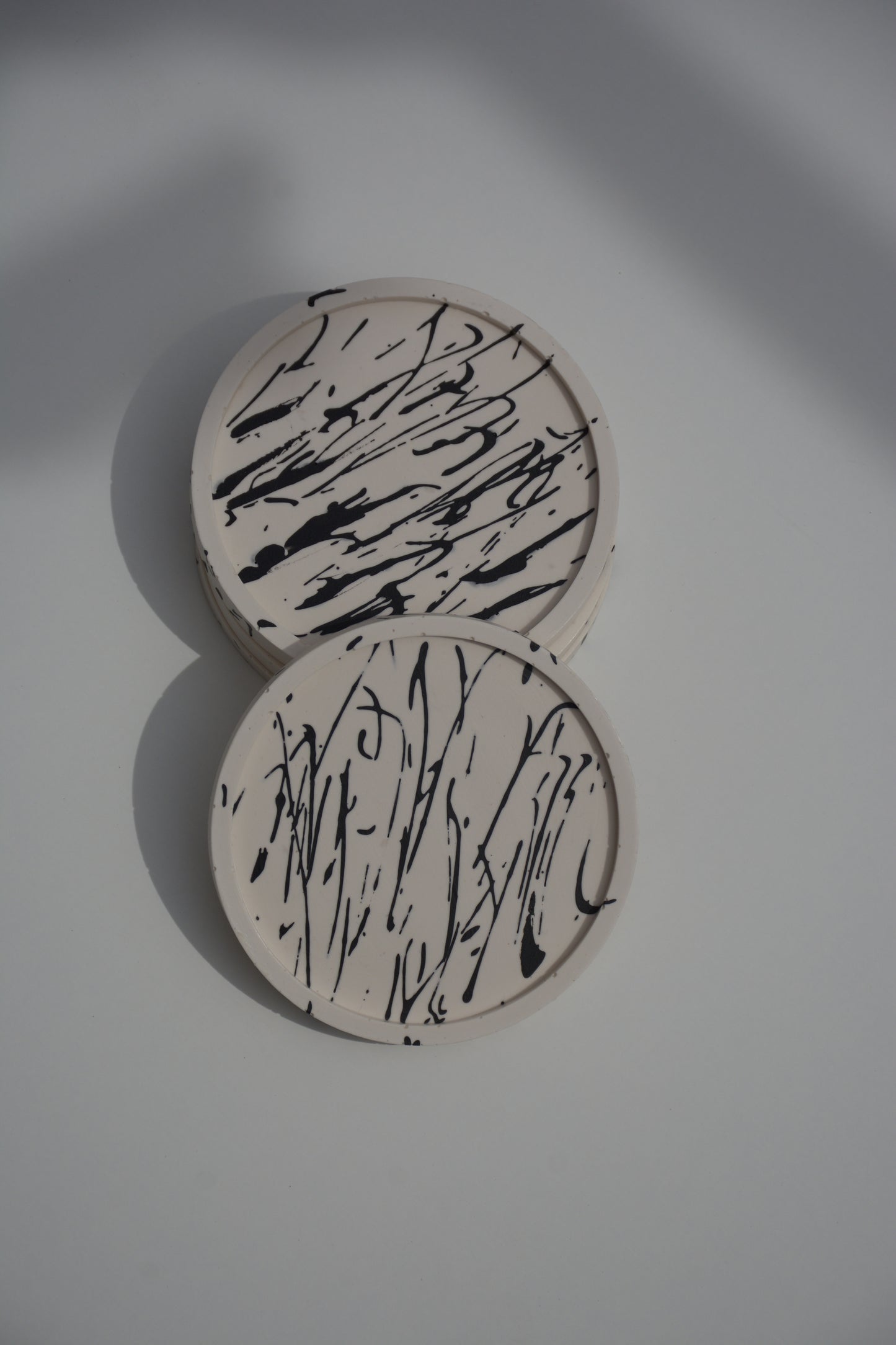 ROUND SET WITH BLACK LINES
